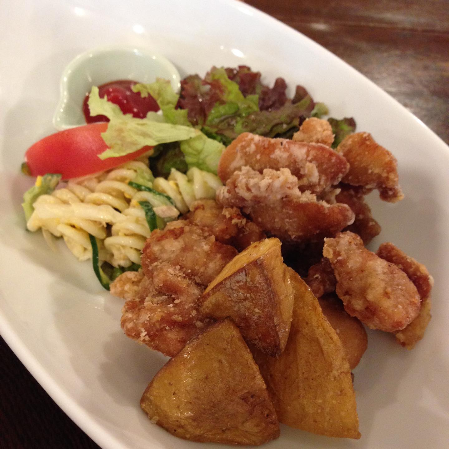 今日のまかないは「鶏のから揚げとポテトフライ定食」です。
今日も暑かったですね。
暑いのは苦手ですが晴れてると嬉しいですよね。
リトスタの美味しいごはんを食べて夏をのりきりましょう。（い）