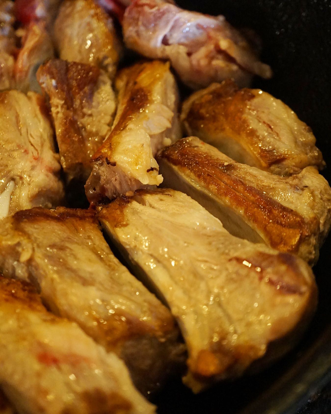 大きな中華鍋で骨付き肉は豚スペアリブがじっくりじゅうじゅう焼かれておりますなと、今夜5年ぶりに登場は「豚スペアリブの黒酢煮」…いや夏の暑さや疲れをぶっ飛ばすよな、しっかり旨いお肉と酢がイイネ！ぜひ！（お）