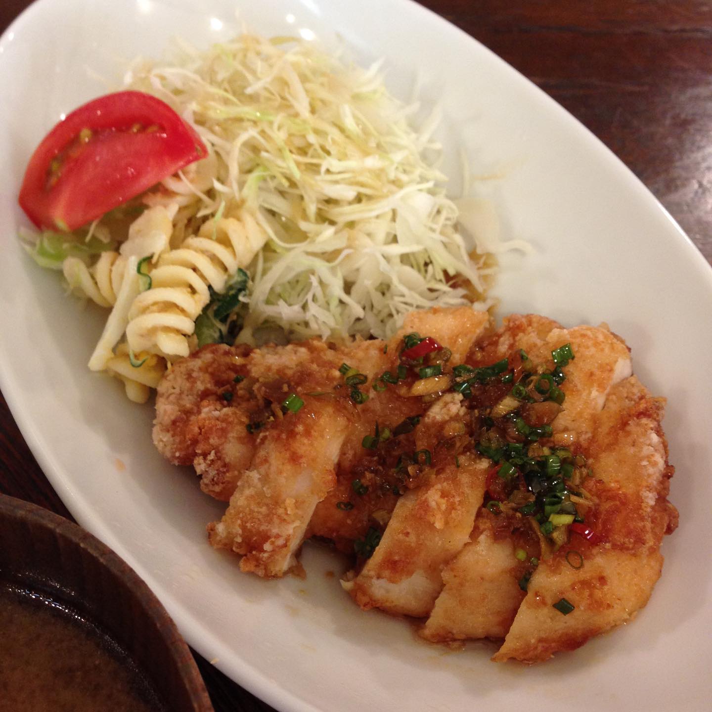 今日のまかないは「鶏のから揚げ 中華香味だれ定食」です。
日曜の夜はリトスタにラーメンを食べにきました。今日からはキーマカレーが始まります。夏が終わる前に食べにこないと…（い）