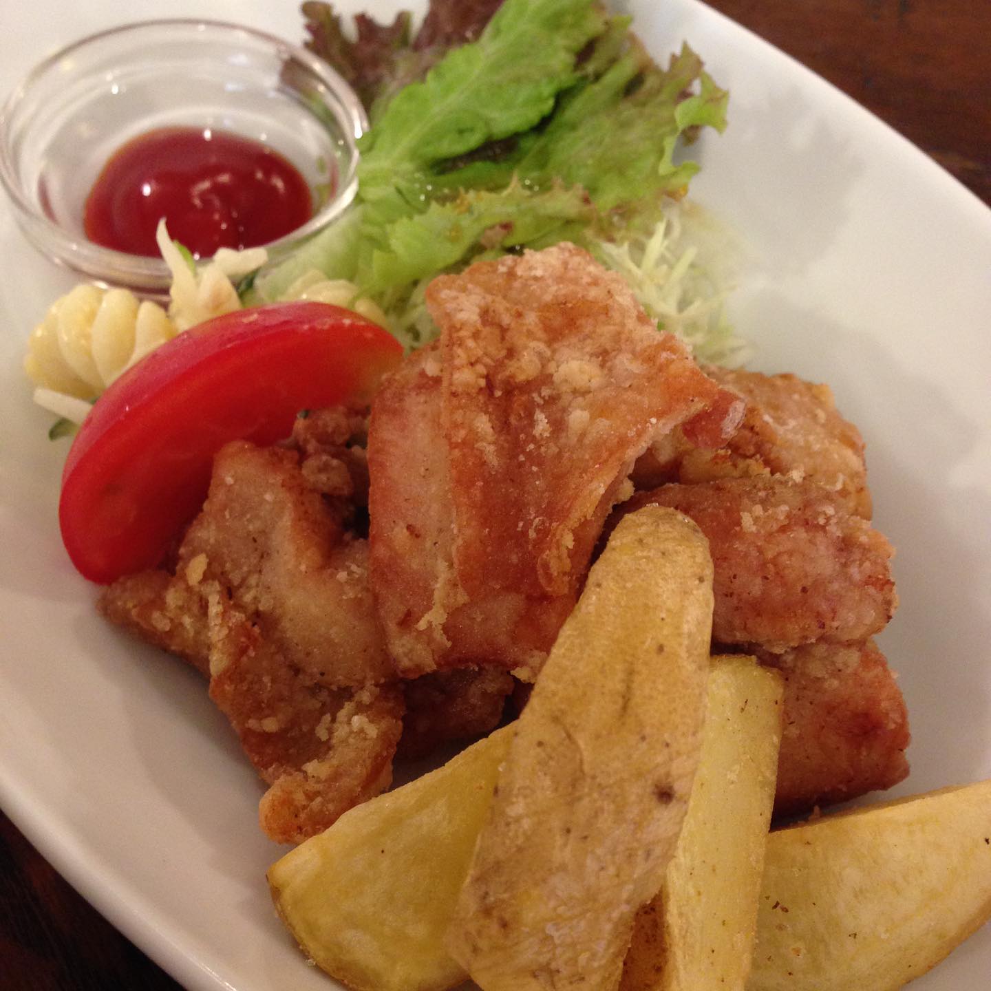 今日のまかないは「鶏のから揚げとポテトフライ定食」です。
毎日暑いですね。昨日のお休みは寝て終わりました。夕方やっと買物と犬の散歩に行きました。
暑くて毎晩アイス食べちゃってます。（い）