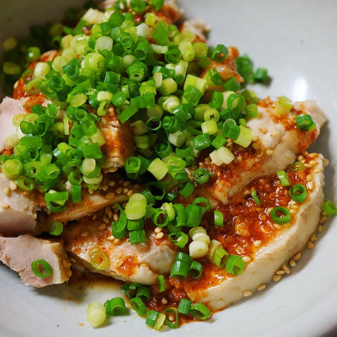 夏です！辛口メニューは「香味鶏の四川辛子ソースがけ」もイイネ！香味野菜といっしょに弱火でじっくりやわらかく茹でた茹で鶏はピリ辛四川辛子ソースをたっぷりからめてどうぞ！ごはんにつまみにうってつけ！（お）