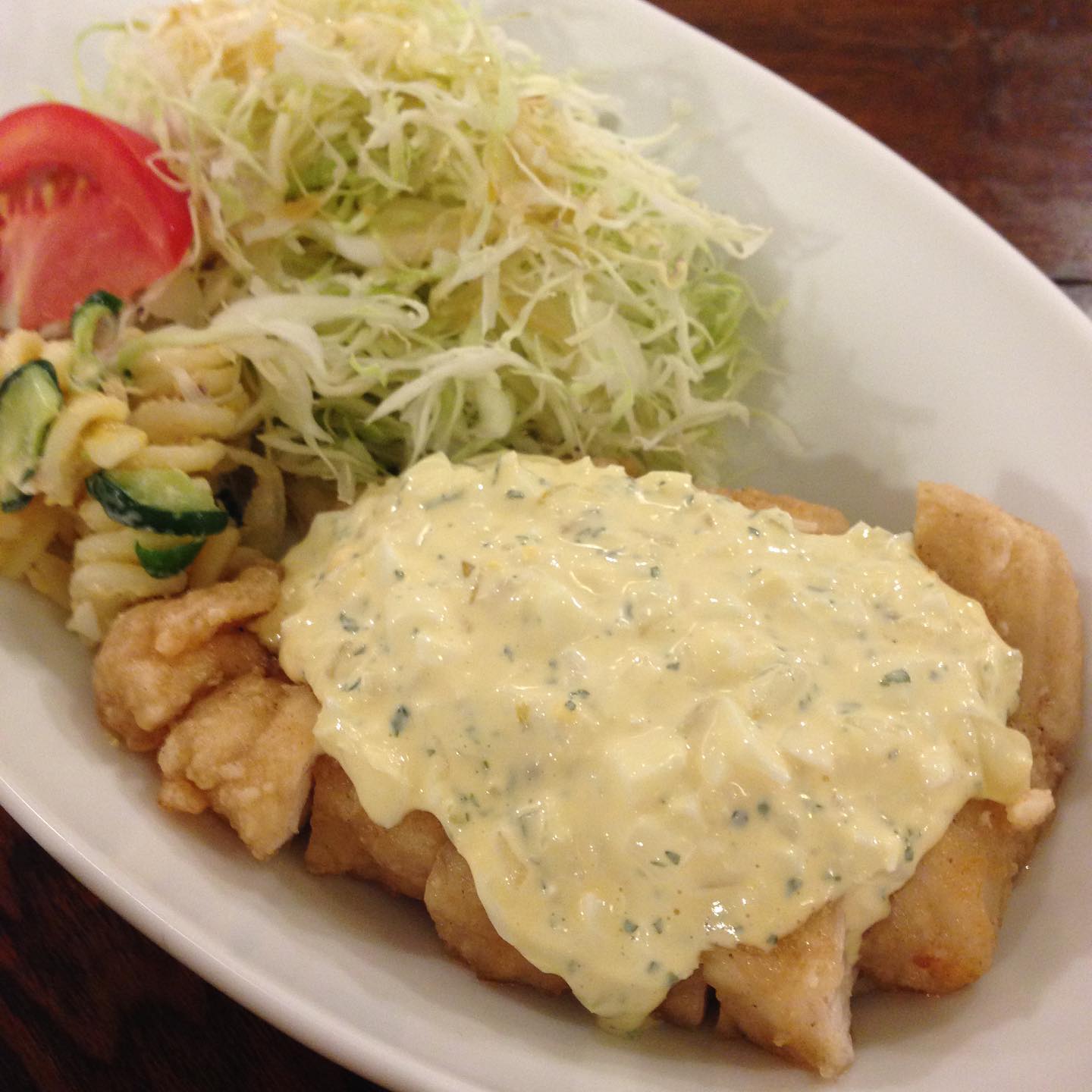 今日のまかないは「甘酢チキン タルタルソース定食」です。
最近、朝と夕方はだいぶ涼しくなりましたね。犬の散歩が少し楽になりました。犬が喜んでくれると私も嬉しいです。（い）