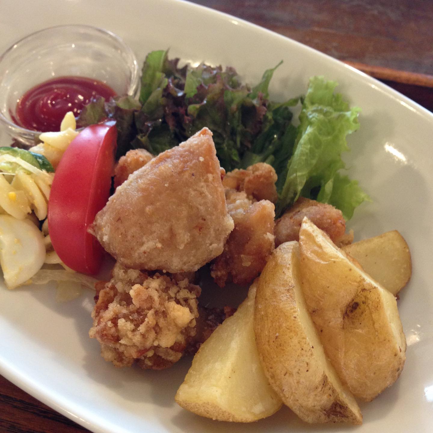 今日のまかないは「鶏のから揚げ ポテトフライ定食」です。
今日も阿波踊りですね。
リトスタから阿波踊りを見るのはいかがですか？（い）