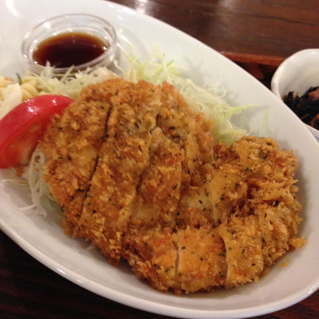 今日のまかないは「チキンカツ ハーブ風味定食」です。
大きいチキンカツ！
大満足です。（い）