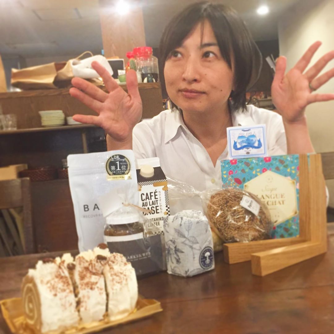 アラフィフの仲間入りだね！というラインをいくつかいただきました、本日で46歳！店長ミヤザキです。スタッフやこいけ菓子店ケイコちゃんにプレゼントをいただきました！ありがとうございます。癒しグッズと美味しいものに偏ったプレゼントの数々、皆さま私のことをよく分かってらっしゃる！老いてますますチャーミングに、パワフルに、料理道をひた走ろうと思います！（麻）