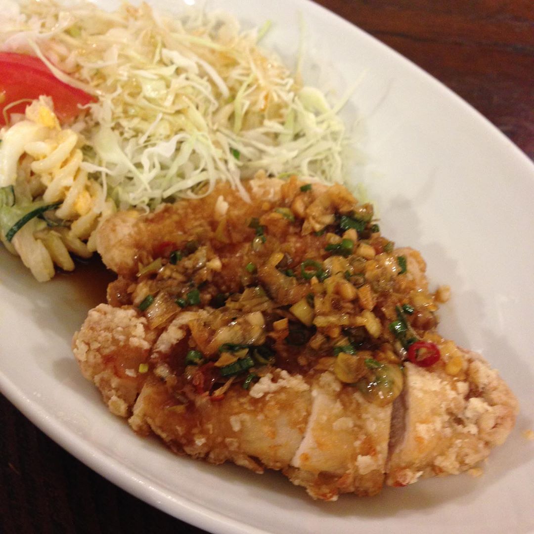 今日のまかないは「鶏のから揚げ・中華香味だれ定食」です。
昨日は吉祥寺に買い物に行ってきました。3連休だから人が多かった！
レモネードを飲みたかったけど並んでたので諦めました。（い）