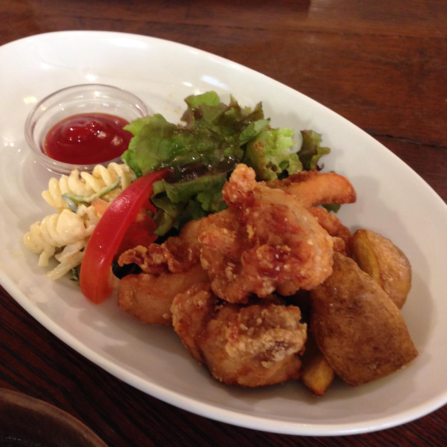 今日のまかないは「鶏のから揚げ定食」です。
出勤前、全然晴れる気配が無く洗濯物は部屋干し。3連休の台風も心配ですね。（い）