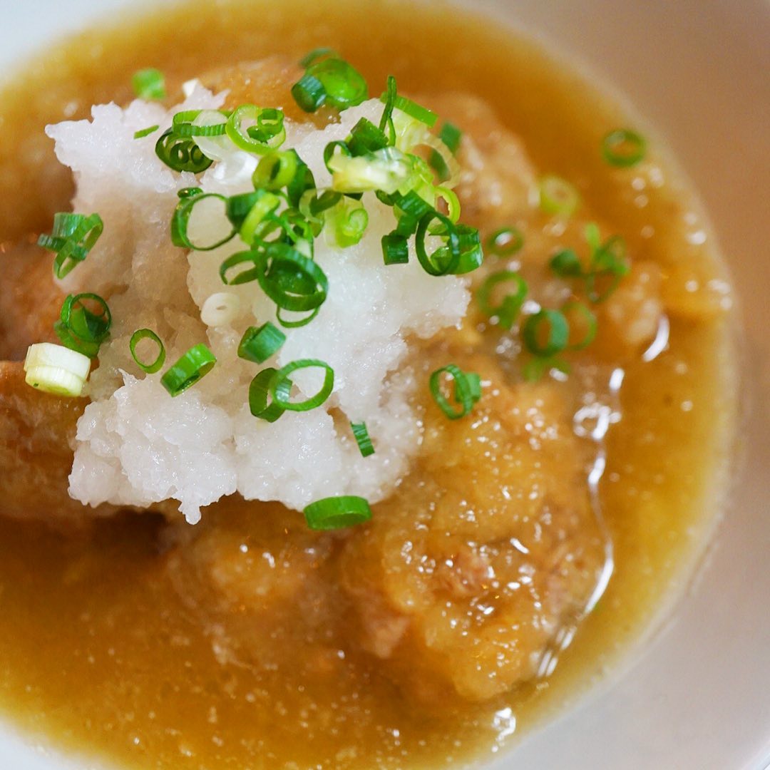 さらにこの季節にぴったりの煮もの！「揚げ里芋と鶏肉のおろし煮」！さっくり揚げて旨味を閉じ込めた旬の里芋と鶏肉、たっぷり大根おろしにやさしいお味の出汁をからめて余すことなくお召し上がりがヨシ！（お）