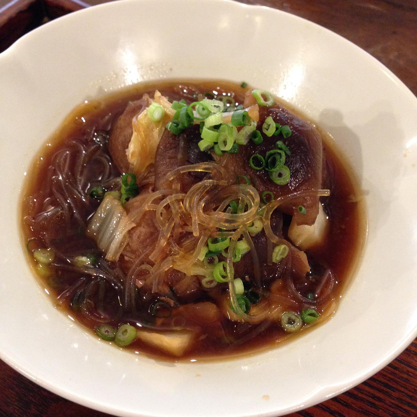 今日のまかないは「肉だんごのオイスターソース煮込み定食」です。
西島さん、お先にいただきました。（い）