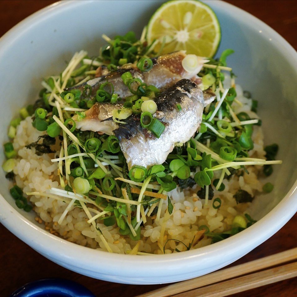 さてと今週の新メニューはとっておき！「いわしのコンフィと香味野菜ごはん」！当店おなじみハーブや黒胡椒を入れたオリーブオイルでじっくり低温で煮たいわしのにさくさく香味野菜に海苔をあわせたら、さっぱりすだちのさわやかさ！ごはんがススムは間違いなし！ぜひ！（お）