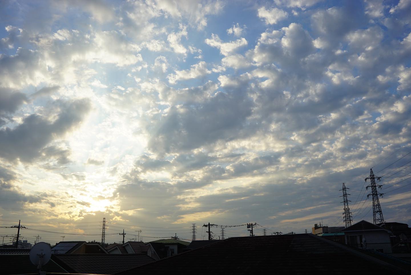 半袖日和の11月最後の定休日は屋上に干しておいた布団を取り込みに上がったら、夕暮れ近づく秋の空はうろこ雲…そのくらいのことで実にいいお休みだなぁなんて思うね（笑）来週もがんばろう（お）