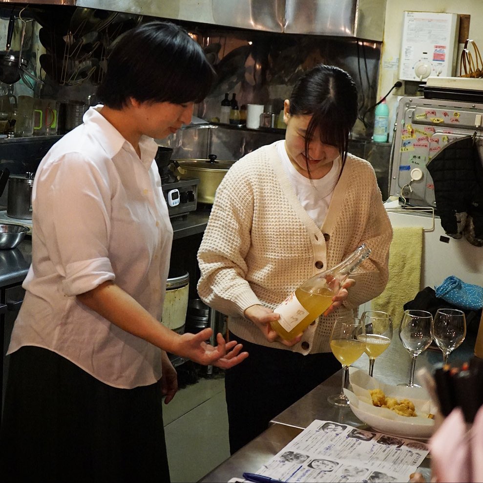 土曜日深夜は二十歳になった大学生スタッフはミウちゃん酒修行！（笑）と、今夜はキッチンスタッフナベさんが自腹で買ってきた山梨産の白ワインヌーヴォーをいただきます！まずは上手に注いでねっ！（笑）（お）