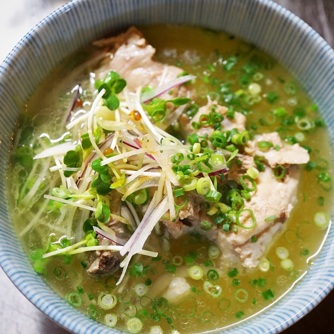 メインはもちろんラーメン！「スペアリブと香味野菜の塩ラーメン」！いや、鶏がらに豚スペアリブのに野菜を加えたあわせ出汁のあっさり塩味スープ！ボリューミーなスペアリブ肉とさくさく香味野菜をのっけ盛り！さっぱり旨い塩ラーメン！たべたーい！（笑）（お）