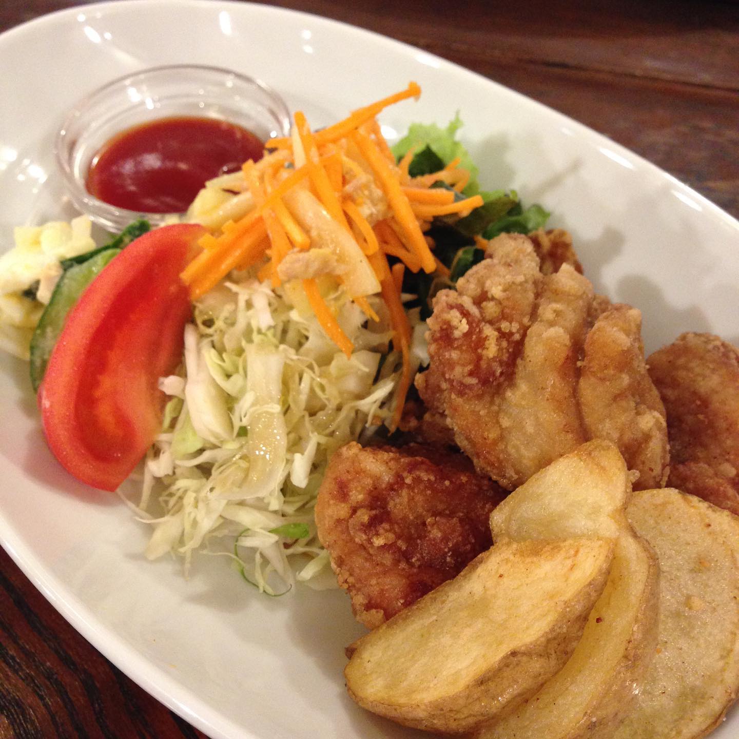 今日のまかないは「鶏のから揚げ ポテトフライ定食」です。
夜シフトに入る時は夜ご飯にから揚げを作ることが多くなりました。余ればお弁当に入れられるので。から揚げもお店で教わったレシピです。（い）