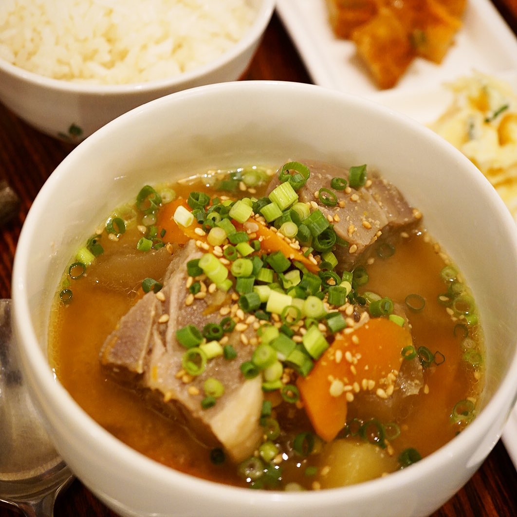 さてと今日のお昼のとっておきは二度目の登場！「塩豚と根菜の味噌スープ御膳」！ざくざく根菜の具沢山お味噌汁で栄養しっかり！おいしさたっぷり！からだもあったまりますよ！おススメ！（お）