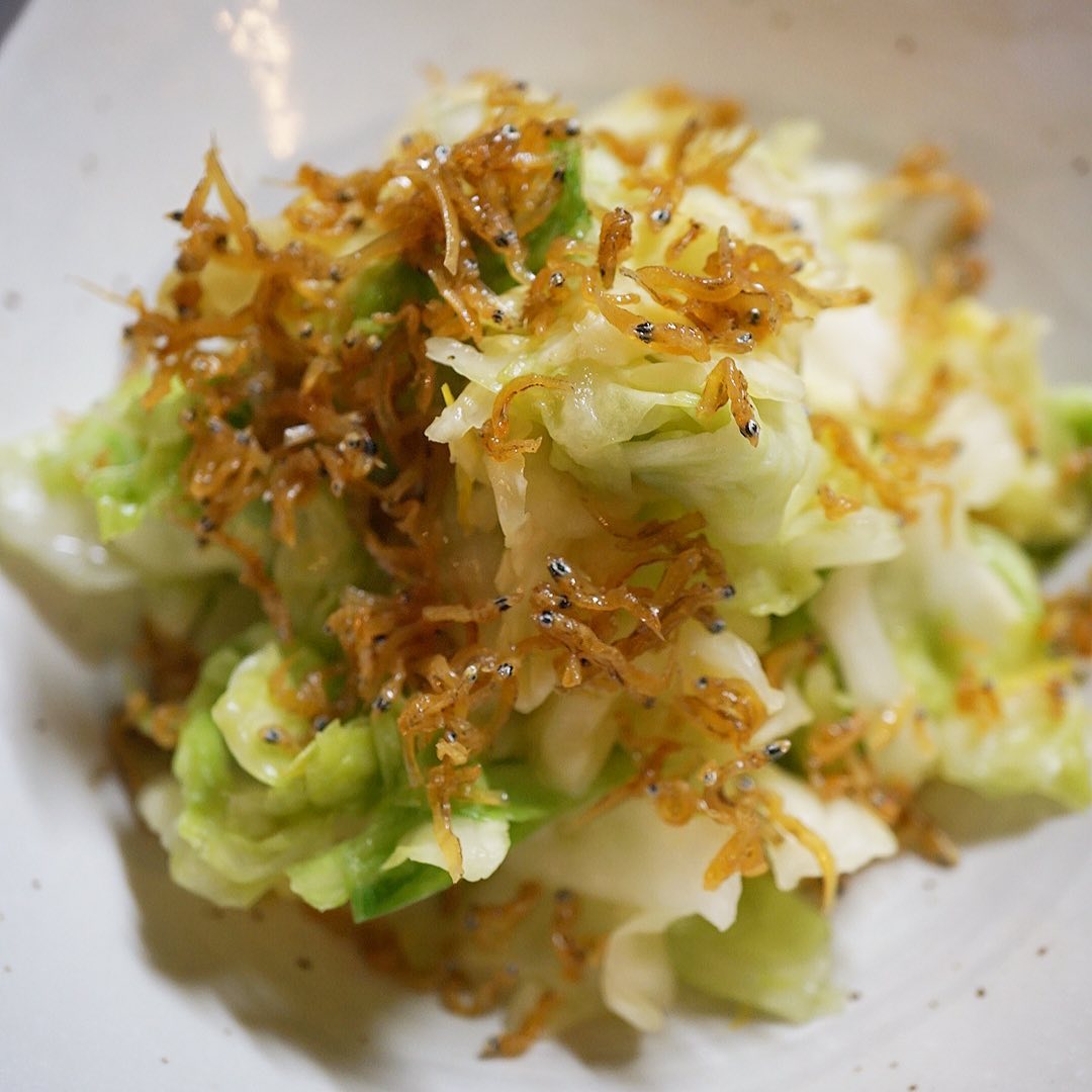 さてと11月も最終日！と気持ちのいい冬晴れの土曜日！さっくりさっぱり前菜はこんぶ茶の旨味と柚子の香りでキャベツをさっと浅漬けにしたら、カリカリに煎ったじゃこがアクセント！いくらでもたべられそうよ！（笑）（お）