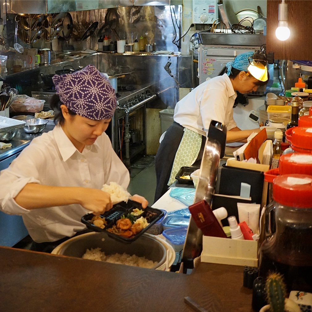 雨の金曜開店前、本日ご予約でお弁当ご用命ということで、お約束の時間まであと僅か！詰め作業もいいチームワークで急ピッチ！（お）