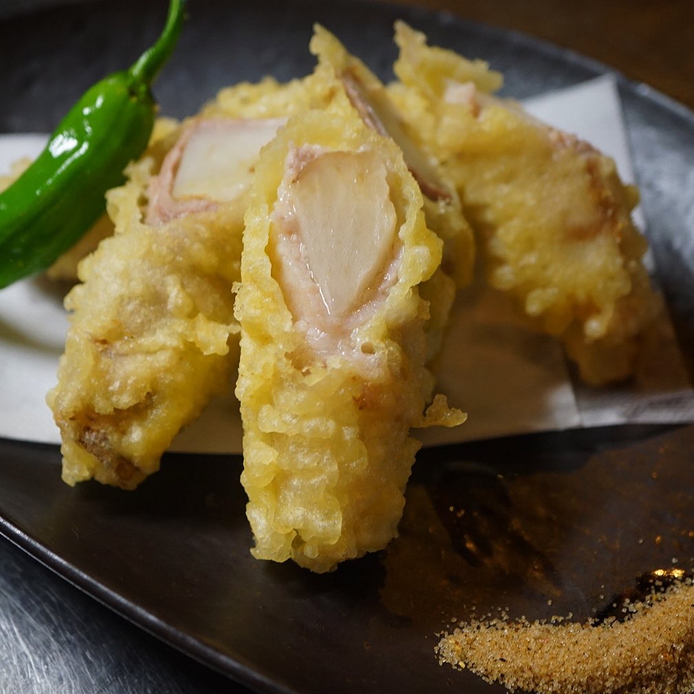 さてと今夜のビールのおともはこちら！「菊芋ときのこの豚肉巻き揚げ」！おなじみ高知は森田農園さん直送の菊芋のほくほくおいしさ！豚肉の旨味でぎゅっと巻いたら、からり揚げたてあつあつをカレー塩で！（お）