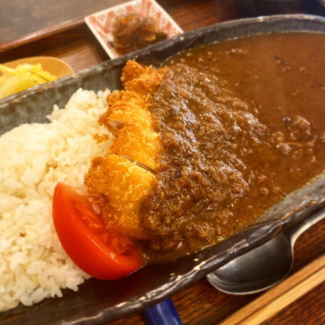 はい、新年恒例カツカレー、始まってますよ！　受験生応援企画として始まりましたこのメニュー、もちろん今年は勝ってくぞ！という大人の方々にもオススメです。揚げたてのチキンカツにリトスタカレー、こりゃイイね！まずチキンカツも旨いしカレーも旨いからねっ！（麻）