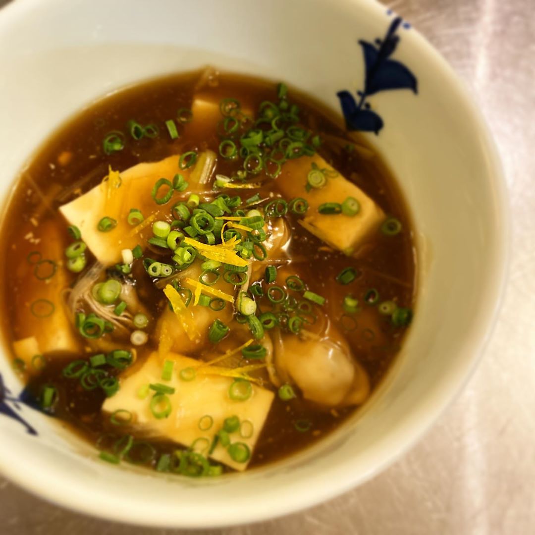 寒い夜には、牡蠣と豆腐のあんかけ煮！
牡蠣から出た旨味と長ねぎの合いの手、お豆腐にあんが絡んで美味しい！柚子の香りで心地よくいただきます。これ、柚子があると無しでは、料理の格が違うんだよなぁ。（麻）