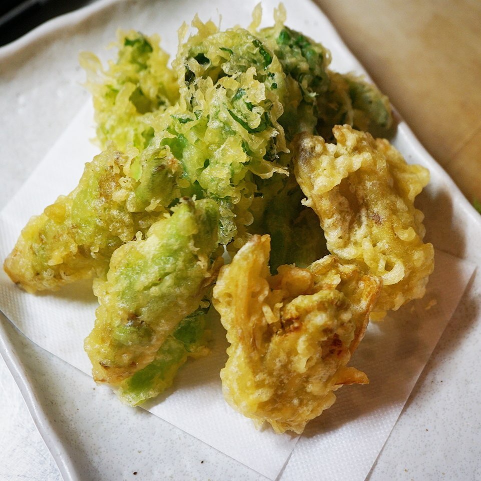 さらに春の味覚！山菜の季節になりました！とシンプルに「山菜の天ぷら盛りあわせ」！菜の花、たらの芽ふきのとう！山菜３種の天ぷらはあつあつを抹茶塩で！ビールにヨシ、日本酒新酒のはしぼりたてにも！ぜひ！（お）