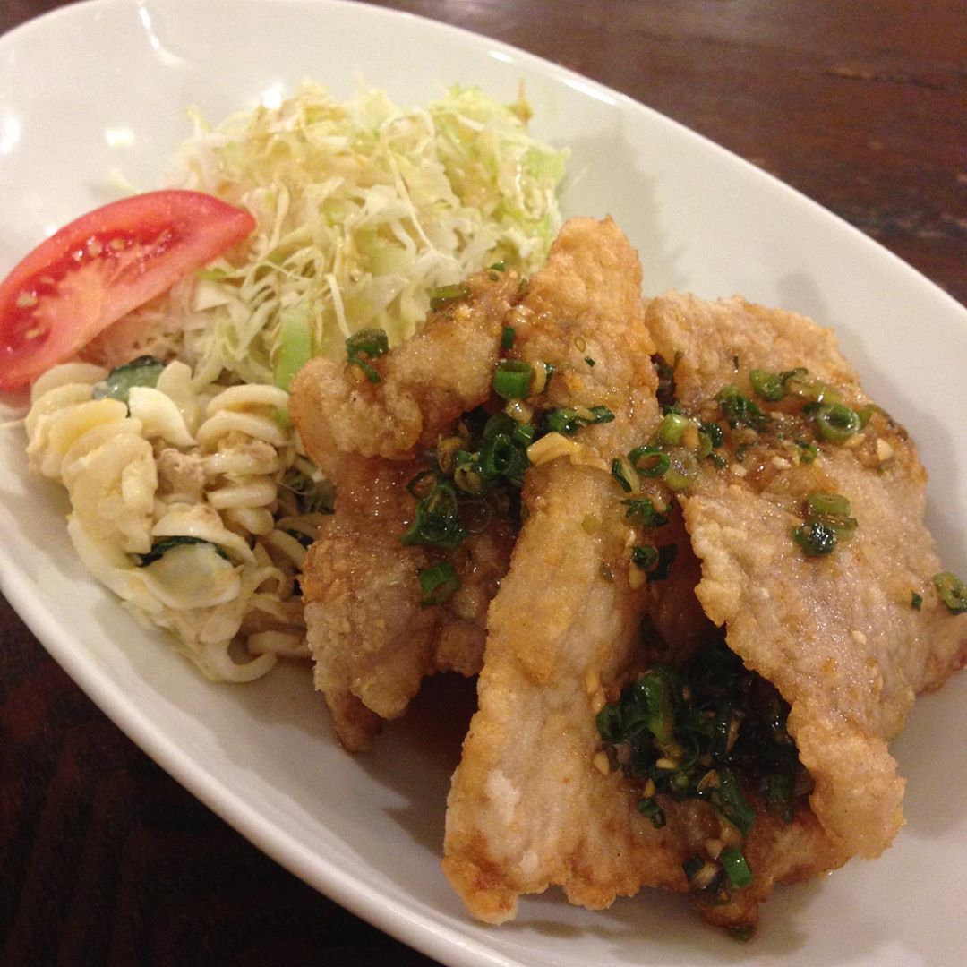 今日のまかないは「豚のから揚げ 中華香味だれ定食」です。
昨日も今日もチキンカツカレーが大人気でした。まだ食べてない方。ぜひ食べにきてくださいね〜（い）