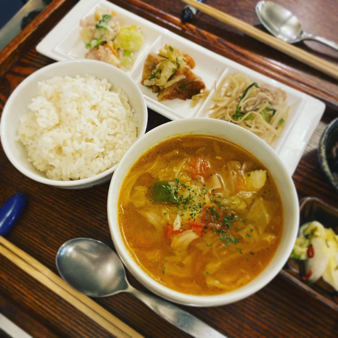 あったかランチ、始まっております！
写真は本日の日替わり御膳、手羽元と野菜のスパイススープ御膳です。
コトコト柔らかくなるまで煮込んだ手羽元は、柔らかく旨味たっぷりのスープを作ってくれます。そこへキャベツやトマトに人参、セロリにピーマンなど香味野菜もたっぷり入れて、野菜からも出汁をとる気持ちで煮込み、スパイスはコリアンダーとクミン、ターメリックにチリペッパーを少し。辛くないけどスパイシー、カレーじゃないけどスパイシー。このバランスがリトスタ風味！なわけで。
この冬、ちょうどいいスパイス風味を味わいに来てくださいねー（麻）