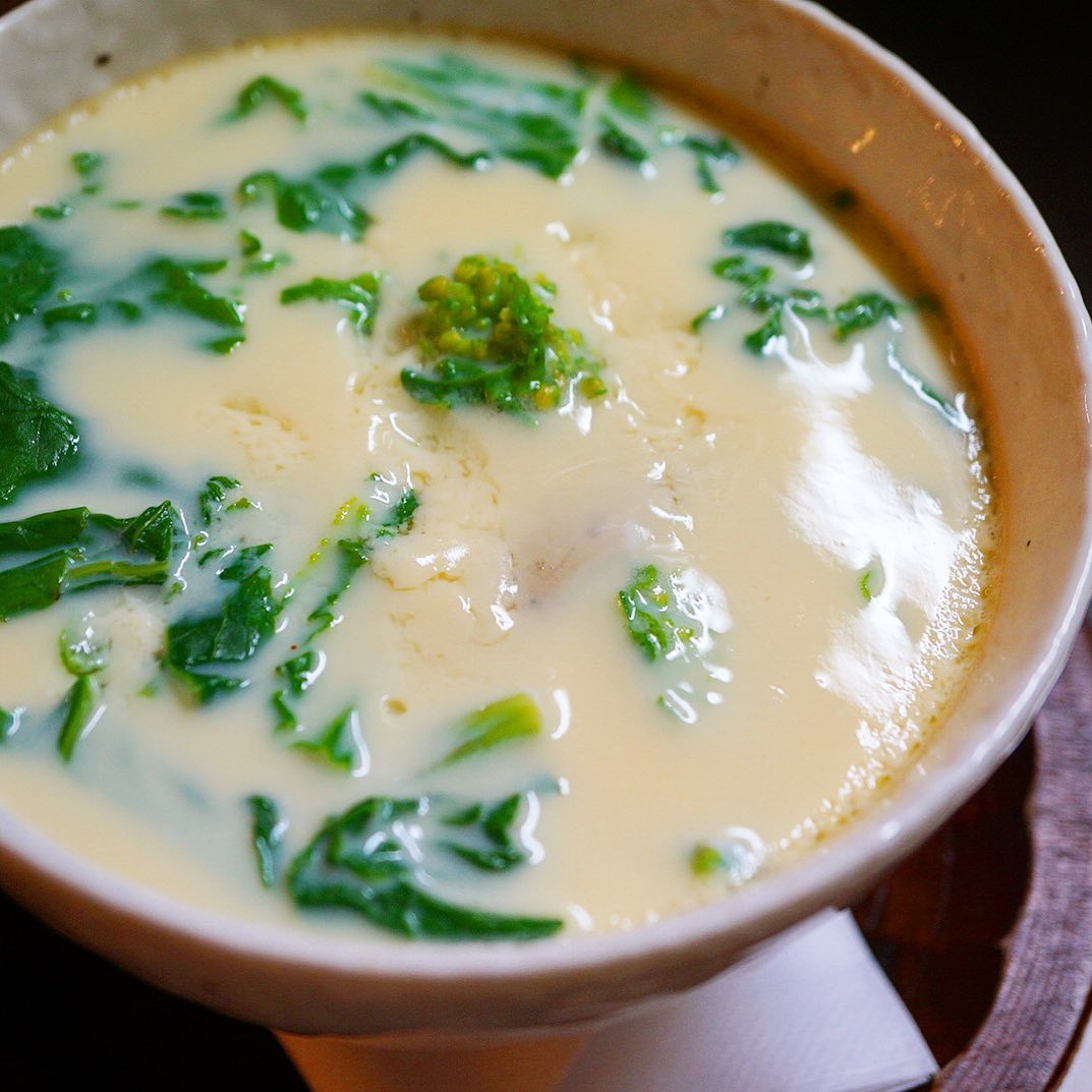 さらにあつあつは「牡蠣と菜の花の茶わん蒸し」！いや、冬の味覚の牡蠣に早春は菜の花のほろ苦さのその組み合わせがまた憎い！（笑）ワタクシも一人でひとつたべたいです！ヤケドするほどあつあつをタノムっ！（笑）（お）