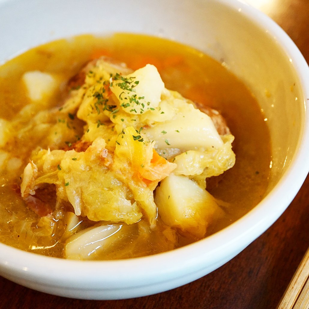 さてと日付け変わって木曜日、ランチ日替わりは昨日に続いて「肉だんごと野菜のスープ煮定食」！いや、店長ミヤザキ曰く「煮崩れたロールキャベツ」とか申しておりますが（笑）、しっかり旨味の肉だんごにキャベツにじゃがいもにんじんと野菜もいっしょにいただきますよ！あったかおススメ！（お）