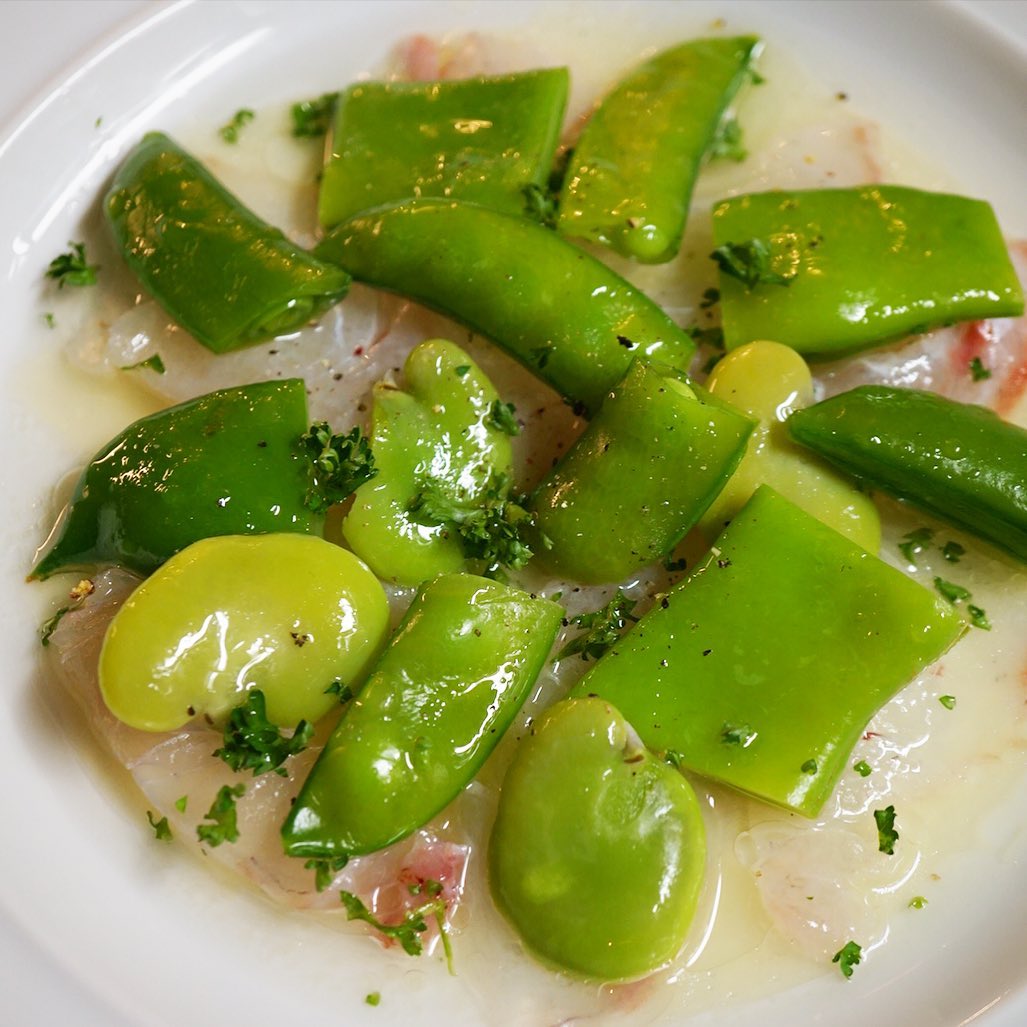 さらに前菜おススメは「春の豆と白身魚のカルパッチョ」！一度昆布じめして旨味を含ませた真鯛にさっと茹でしたあれこれ春のお豆さんをあわせたら、オリーブオイルに柚子の果汁でやさしくさわやか風味のカルパッチョ！（お）