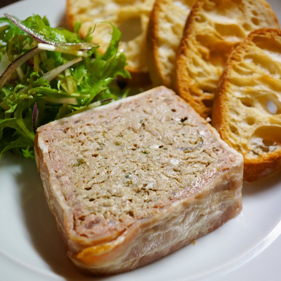 さてとハッピーバレンタイン！の今週末はすてきな洋食メニューがイイネ！とまずは前菜「パテ・ド・カンパーニュ」！年明けのパンのイベントはひばスタで初登場は店長ミヤザキ自身が大好物！豚ひき肉に鶏レバー、香味野菜をあわせて湯煎焼き！もちろんカリカリバケット添え！（お）