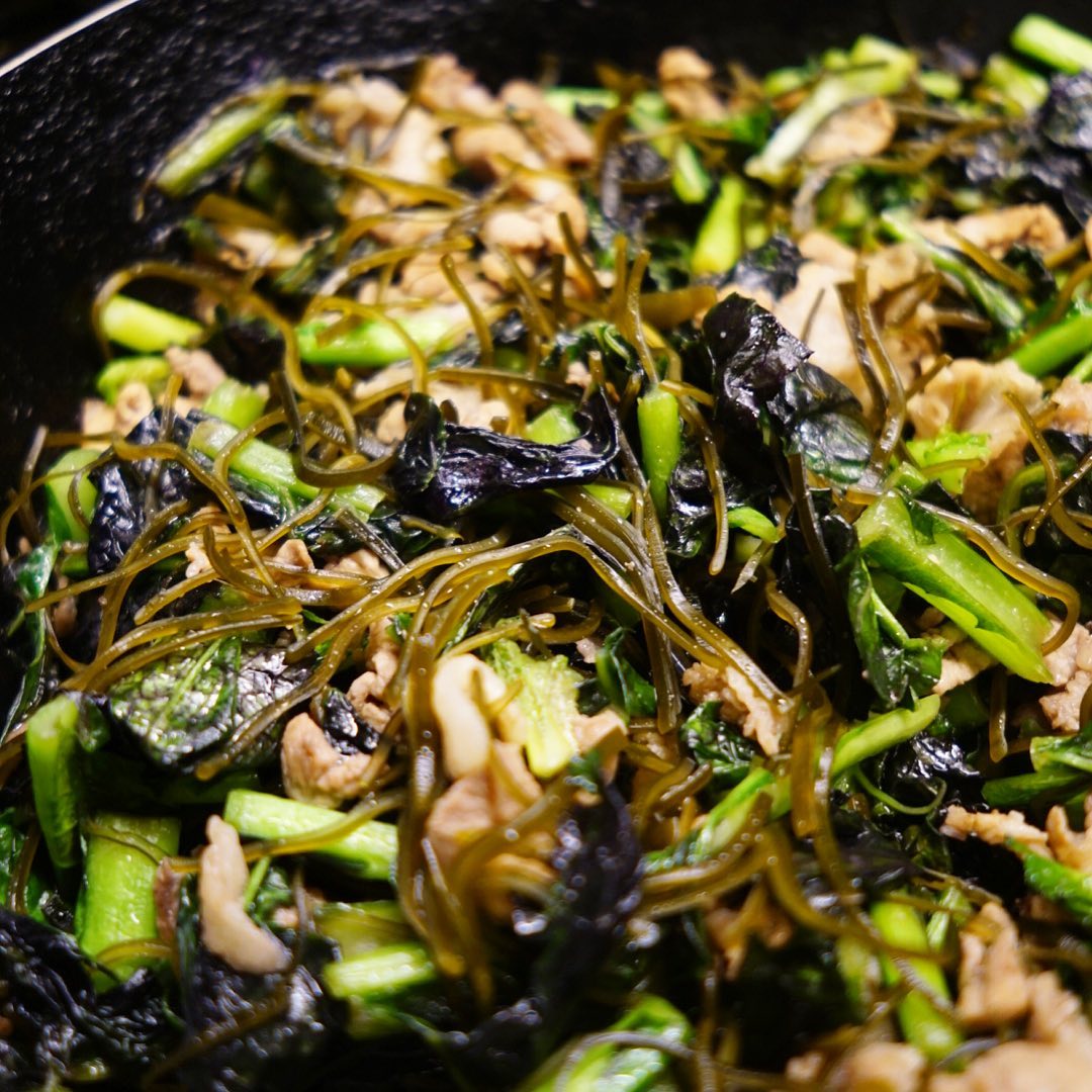 今夜のお通しはこれまた町中華にぴったり！？「高菜と昆布と豚肉の炒めもの」！お店近くは週末出店の三鷹の農家さんの高菜は大人風味のの苦味！さくさく細切り昆布と豚肉の旨味！じゃじゃっと炒めてビールにイイネ！（笑）（お）