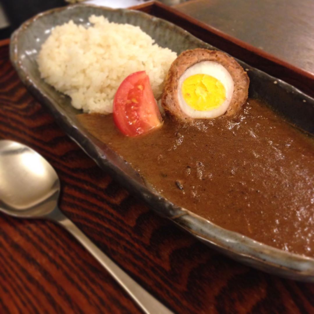 まかない限定カスタマイズ「スコッチカレー」です。今日のランチ、たくさんお客様ご来店ありがとうございました。そんな日はカスタマイズまかないがちらほら登場します。これが普段食べれないので美味し楽しいんです。たくさんのお客様と楽しいまかないに満足度大な1日でした。ありがとうございました。（うめ）