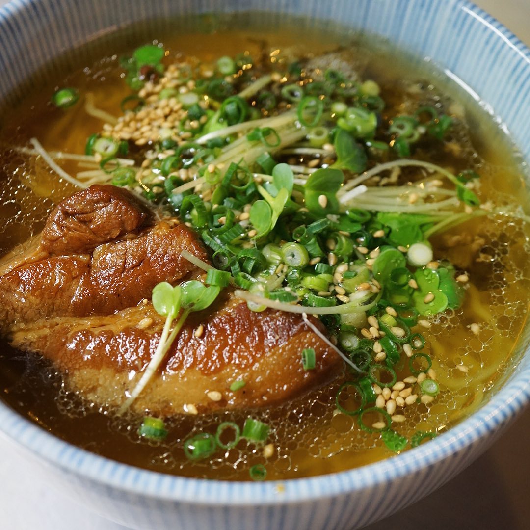 さてと昨夜からスタート！今週は町中華！ともちろんメイン「角煮と高菜そぼろのラーメン」！鶏がら豚に昆布のあわせ出汁は醤油でさっぱりスープ！しっかりボリューミーは角煮のおいしさ！さらに当店おなじみ高菜そぼろをあわせたあっさり旨口！連日売切必至！？はリトスタラーメン！お見逃しなく！（お）