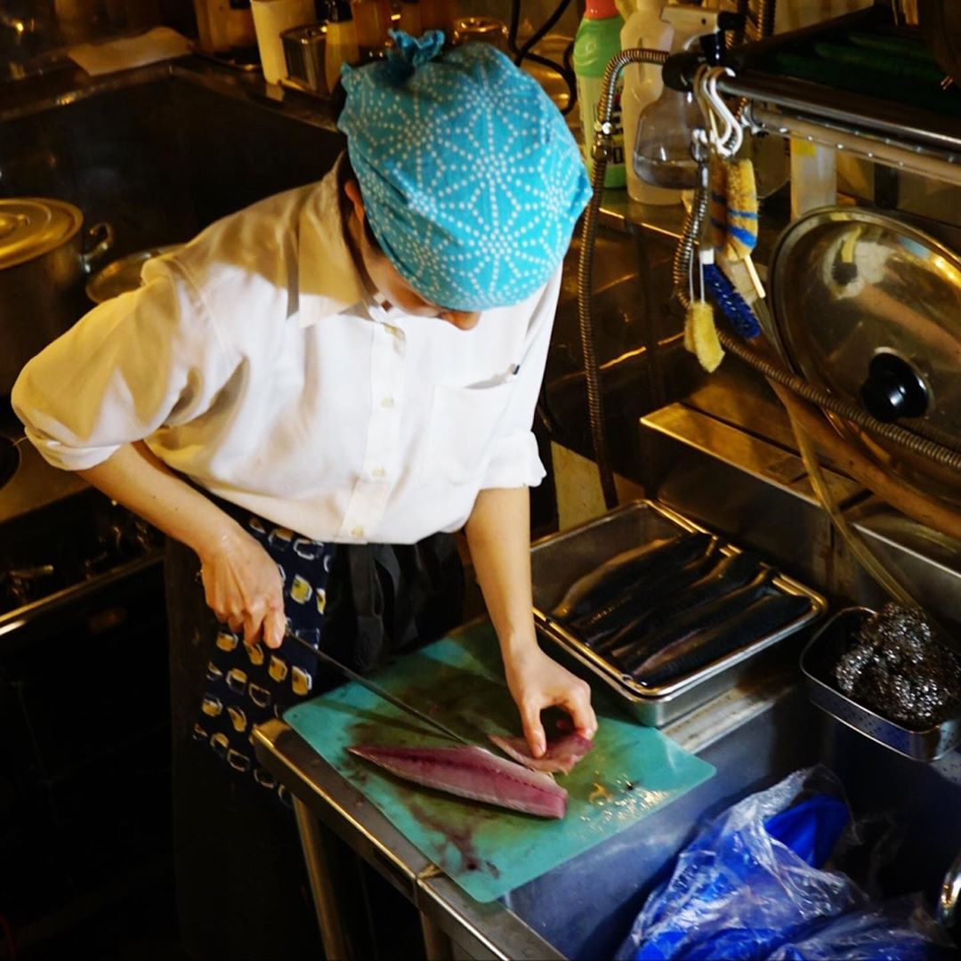 さてと明日（日付け変わって今日）のランチ日替わりはお魚フライだ！「サバのマスタードフライ定食」！とここは最近料理教室でサバの捌き方を習ってきたぐらに早速やってもらいますよと、えぇ、さらに切り身にしてつぶマスタードにさっぱりおおばを合わせて…これにパン粉をつけてからりと揚げます！お昼時はぜひ！（お）