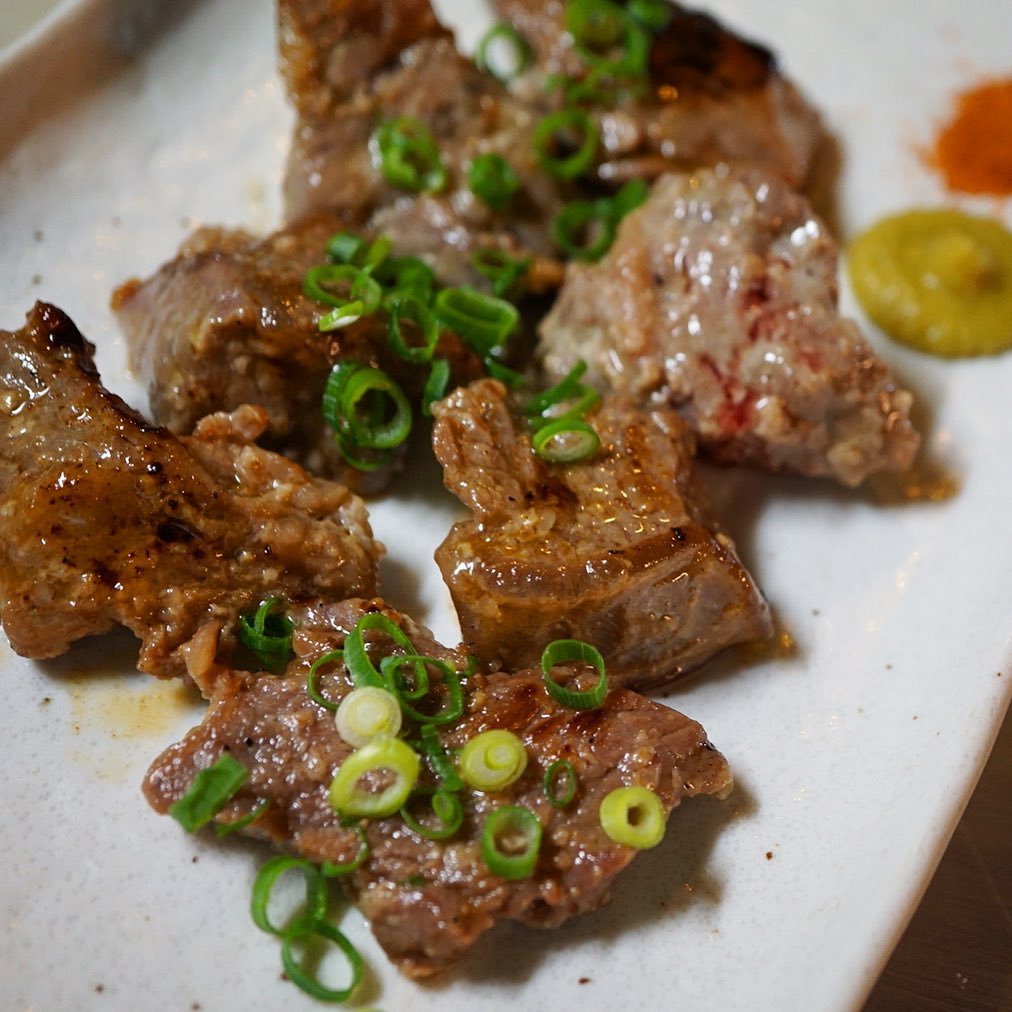 そして今週のお肉は「牛肉の自家製塩麹漬け焼き」！あぁ、なんだかんだ塩麹マジック？！と（笑）ちょと漬けておくだけでなんでこんなに旨味が増す？やわらかい？？と（笑）、じゅぅっと焼いたらしっかり噛んで味わっていただきたい一品です！つまみにヨシ、ごはんにヨシ！（お）