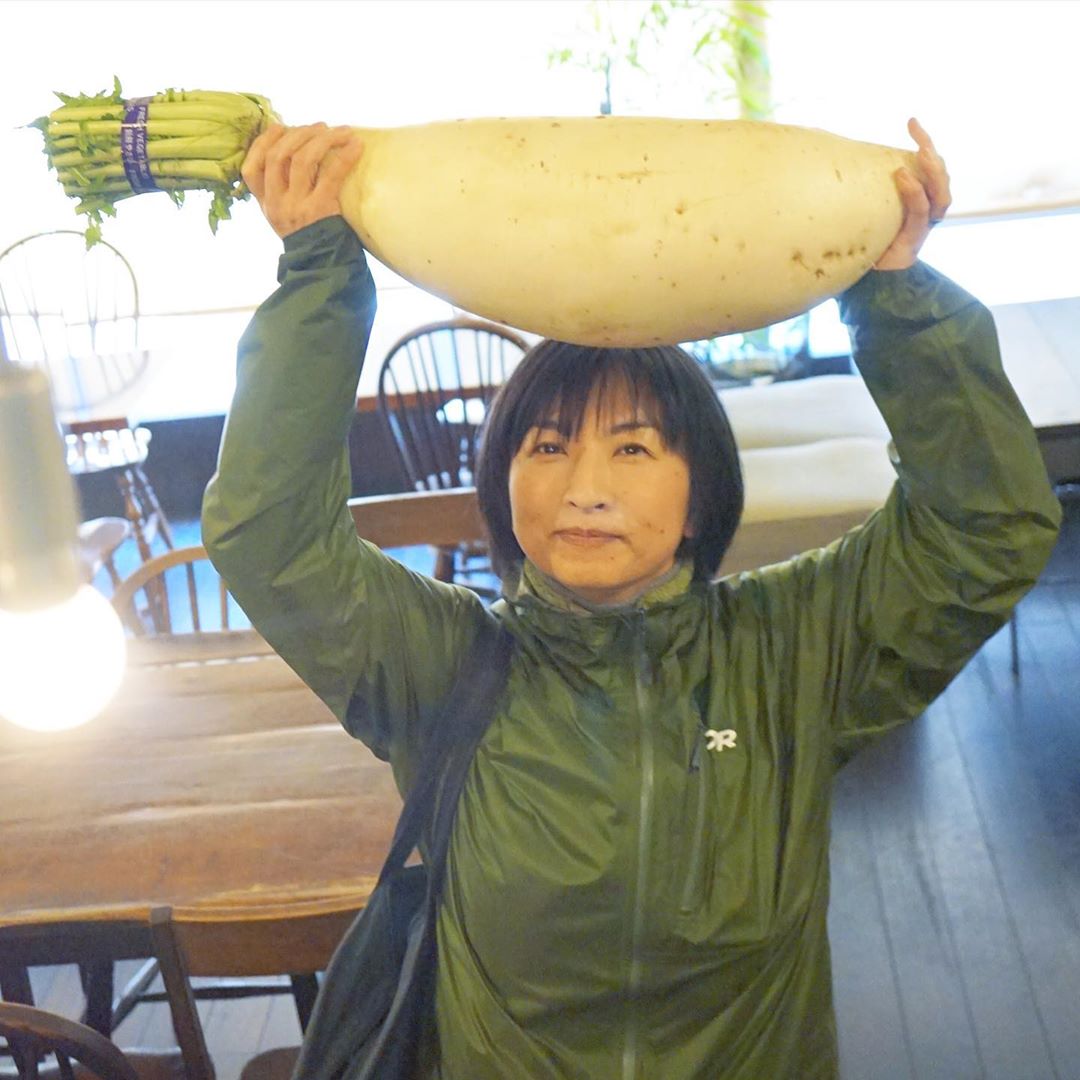 週末は農協前で野菜を販売している、三鷹の農家さん。土曜日のおじさんは大きく育てて売るのが得意だなと常々思っていましたが、今日は驚愕の大きさの三浦大根を発見！いろんな大きさあるのに値段は一律！じゃ一番大きいの貰っちゃいますよ！と頂いてまいりました。煮物にしてお通しにしようかな！（麻）