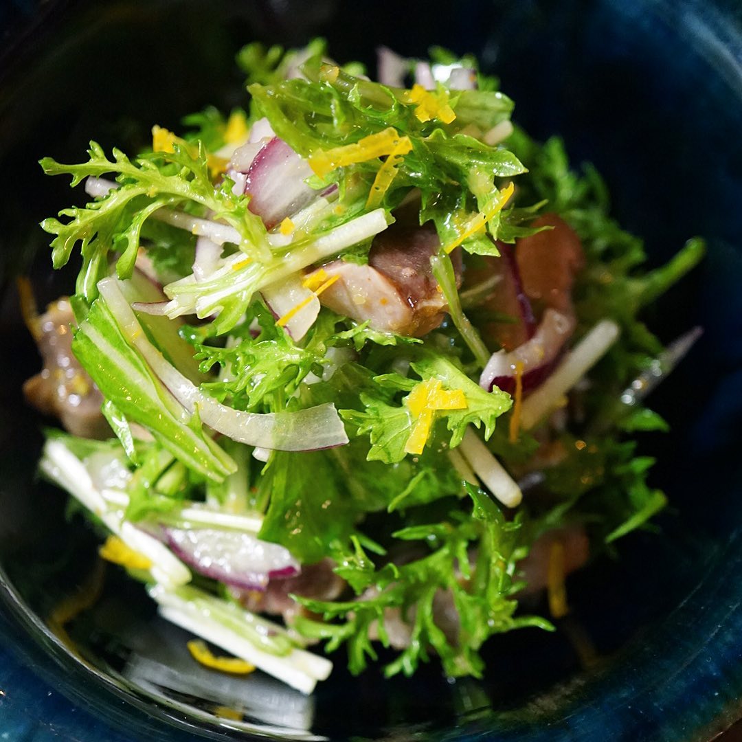 さてと週末目前！金曜日と、今夜の前菜おすすめは「砂肝のコンフィと香味野菜の柚子胡椒マリネ」！いや、旨味いっぱいの砂肝コンフィにさっぱり香味野菜を合わせたら、ピリリと自家製柚子胡椒を効かせたドレッシングでさわやかなマリネ！柚子の皮を散らしてアクセント！ぜひ！（お）