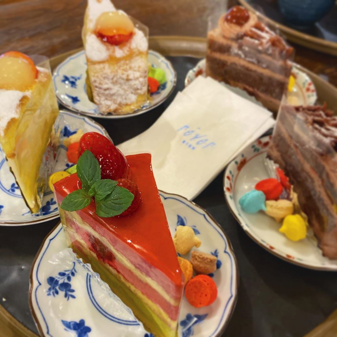 okayanとナベさんからホワイトデーの差し入れですー。三鷹の名店レヴェのケーキの数々はokayanから。ナベさんからは西荻窪のマカロン・エ・ショコラのマカロンボーロ。雪も降ってきたけど、頑張って参りましょう！ありがとうお二人さん！（麻）