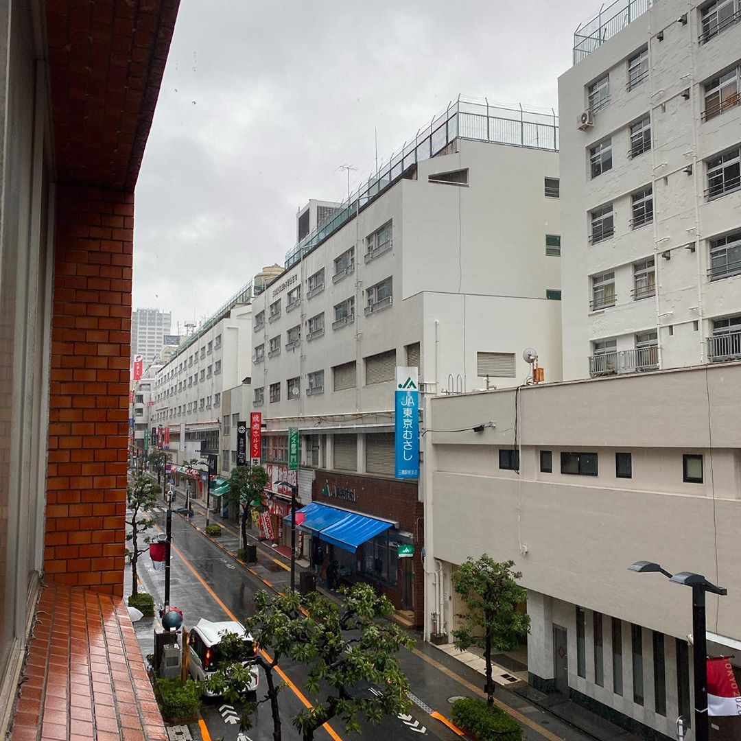 さてとしとしと雨降りからのお昼から午後にかけてはィ横殴りの暴風雨に雷オプションで！なんて予報も出ております？東京は三鷹（苦笑）、いや、外出自粛にはうってつけでありますねと、駅南口中央通りもこの静けさ…いや、それならそれでお持ち帰り専門店はぼちぼち開店しますねー（お）