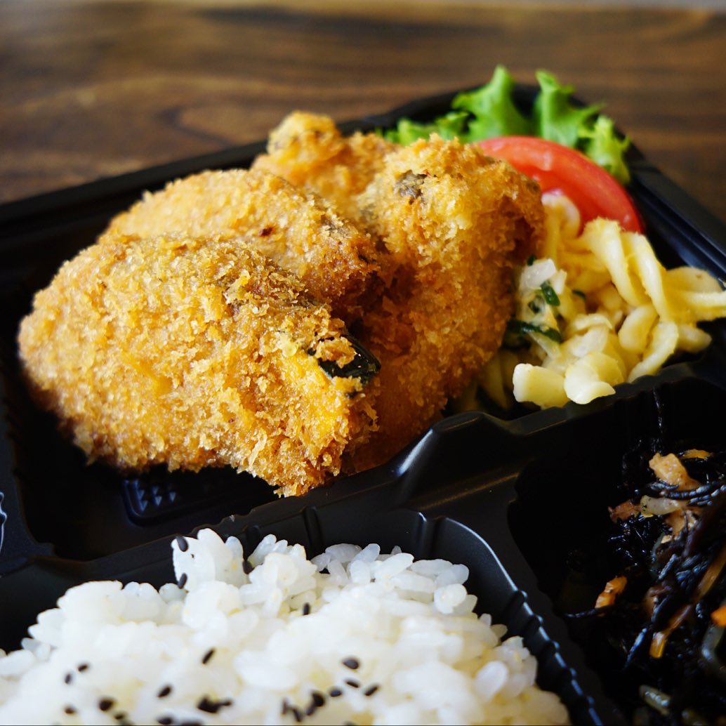 さてと今日の日替わり弁当は「かぼちゃときのこの豚肉巻フライ」！といや、からりと揚げたてが…これが土曜日の昼ビールに実によくあうだろなぁと（笑）、ワタクシもそうしたい！今すぐしたい！（仕事です！…苦笑）（お）