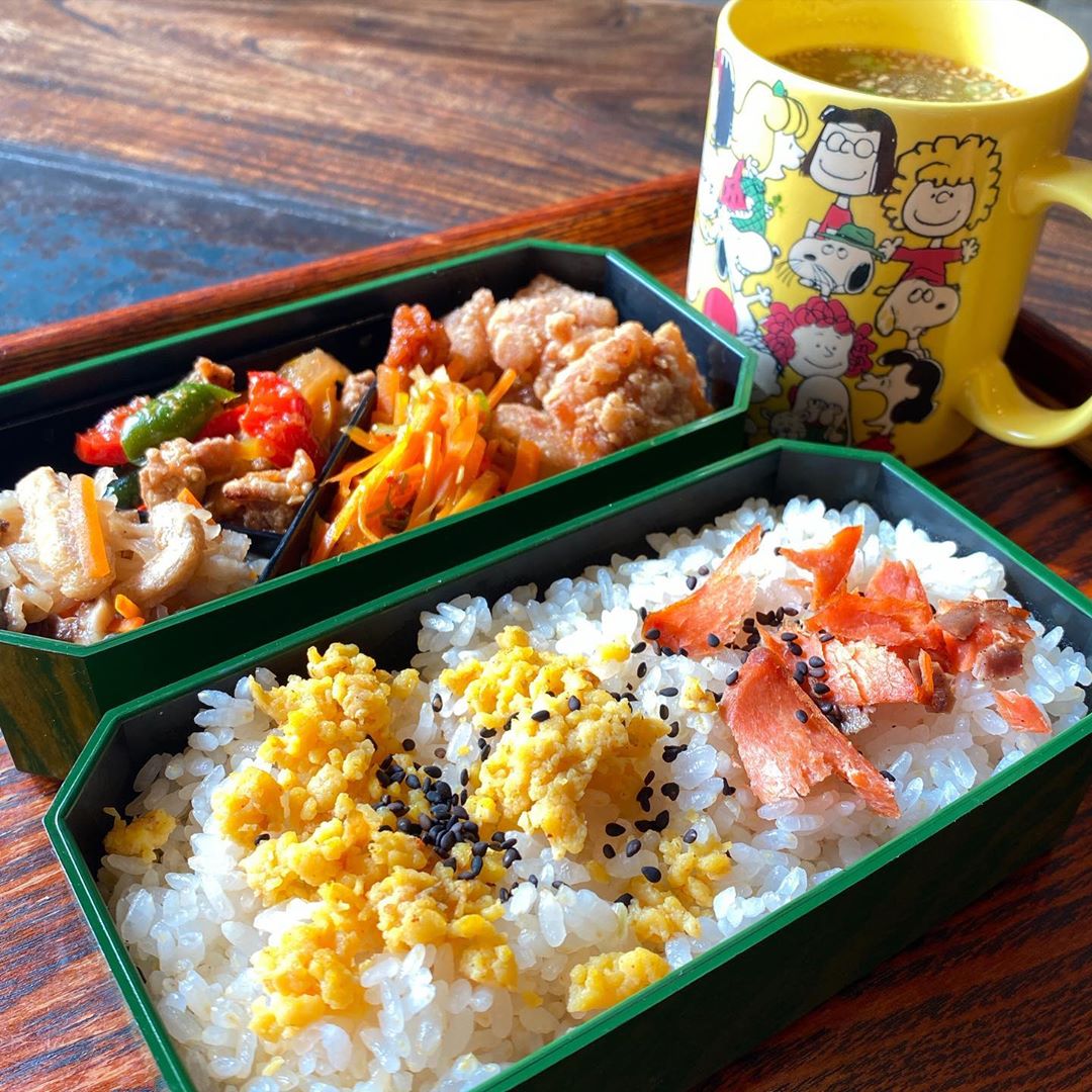 今週からお昼の賄いはスタッフもお弁当！と、いや、ワタクシ朝飯抜きだったんでホントうれしいわ！（笑）お味噌汁がないので、昆布茶（粉）とお醤油、ネギにごまにごま油で適当な中華風スープを添えて…ではいただきます！（笑）（お）