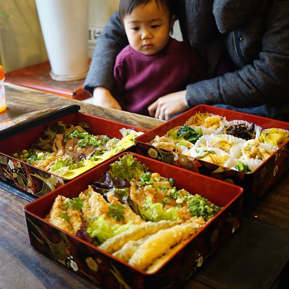 さてと今日のお重は長年お付き合いのご夫婦家族はスッペシャルな「ごちそうちょこもり」！は店長ミヤザキ渾身の作！愛娘のサホちゃんもご満悦？！（笑）日曜日の夜はどうぞよき夕ごはんを！（お）