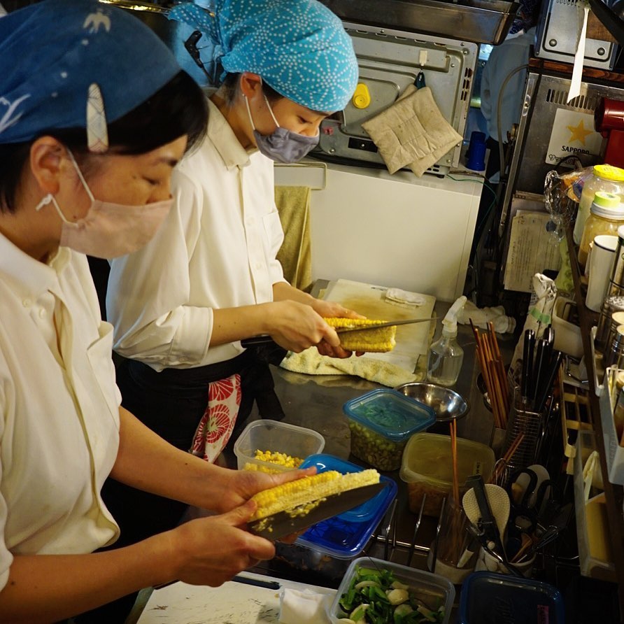 さてと寒いですねと木曜日！今日のキッチンぐらと店長ミヤザキ、白あえ用のとうもろこし対決からっ！（笑）（お）