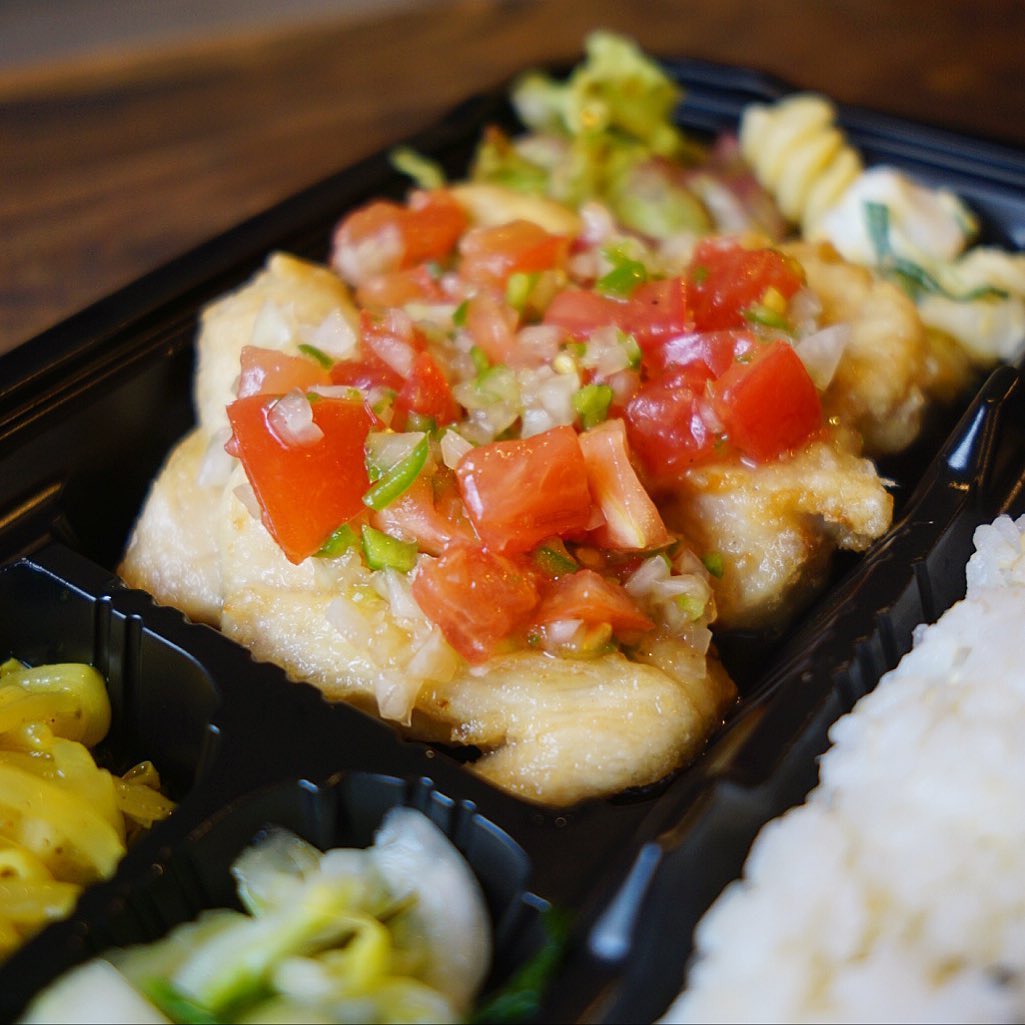 今日の日替わりお弁当は「和風サルサチキン弁当」！以前はさっくりソテーしたチキンでお出ししてましたが、お持ち帰り仕様はさくっと揚げてみましたよ！みずみずしい和風サルサソースがイイネ！スタッフにファンの多いメニューです！（笑）（お）