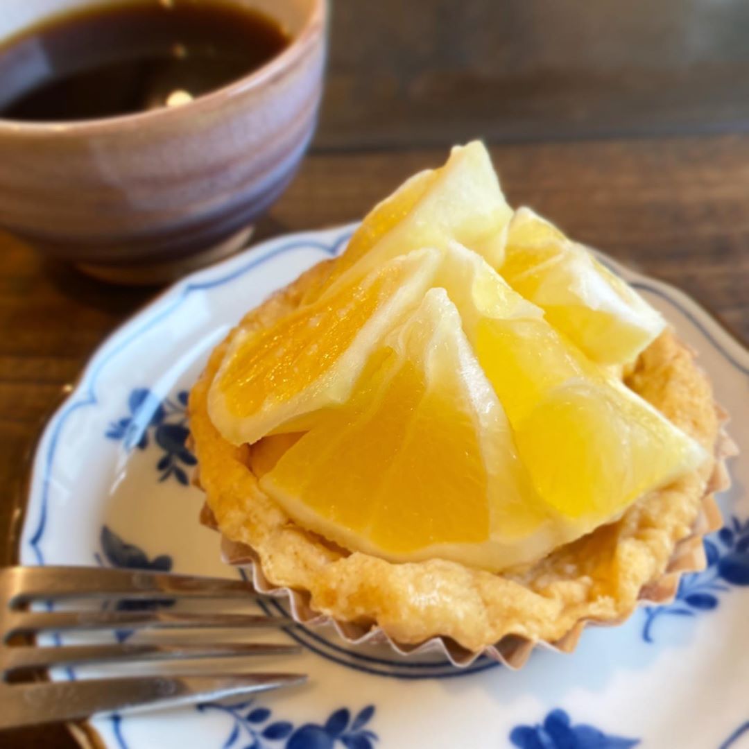 はい、お休み中のスタッフの皆さん、ごめんなさいねー！　こいけ菓子店から差し入れおやつをいただきましたよー！　高知・森田農園さんの小夏を使ったタルトであります。小夏の美味しいはもちろん、素材の味を生かし切る圭子ちゃんのお菓子の良さが凝縮しております。お、美味しい！！　こいけ菓子店でももう残りわずかと聞いております！お気づきの方は是非〜！（麻）