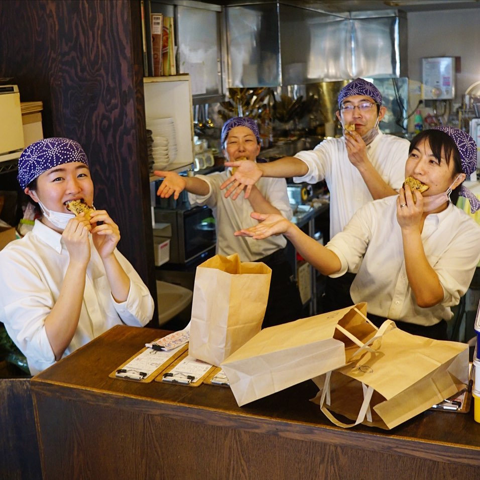 さてとキッチンスタッフのぐら、パダワンとしてうちのお店来てから今日で丸一年…すっかりうちの子になったねぇと（笑）毎日おいしいものを作ってたべて笑ってと、キツい時ももちろんあるけど、いつだって何でもかんでも人生の栄養だよなと…これからもすくすくがんばって下さいね、ぐらはワタクシドモ、お店みんなの希望なんですから！…って、差し入れの鯛焼きとともに！（笑）（お）