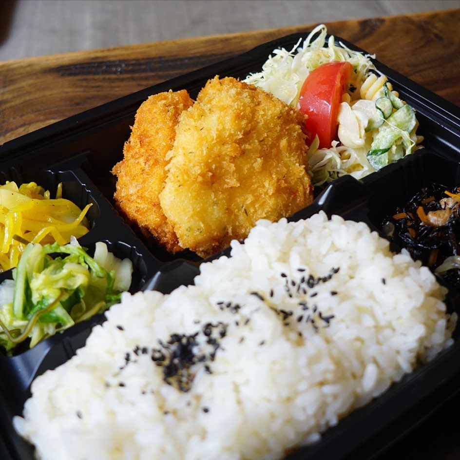 さてと今日の日替わりお弁当は「チキンカツ・ハーブ風味」！いや、ランチでもすっかりおなじみ！コロモにハーブと粉チーズでちょっと風味を足して、からり揚げたてあつあつやわらかーいチキンカツ！単品もあるよ！（お）