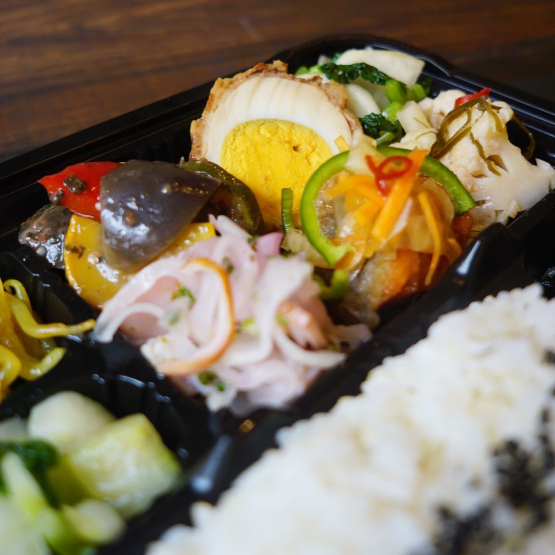 実のところなんだかんだで「お弁当」のメニューの方がお得というか割りがいいよなと（笑）ちょっと思う…中でもやっぱり「店長おまかせちょこもり弁当」はあれこれ違ったおいしさの盛り合わせ！付け合わせも含めれば味のデパート！いいんじゃね？と（笑）お会計をしながらいつも思います、ハイ（笑）（お）