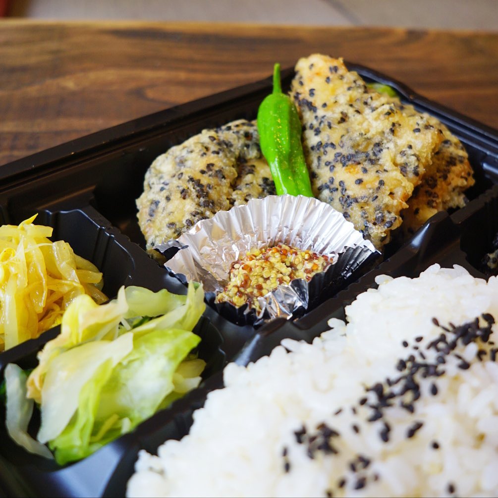 さてと今日のお持ち帰り日替わり弁当は「鶏のごま衣揚げ」！当店「ごま衣揚げ」というとウインナー！ですけど、いやいや鶏肉でいっちゃうよ！ともちろん粒マスタードでどうぞっ！GWはのんびり昼ビールにもうってつけ！（笑）（お）